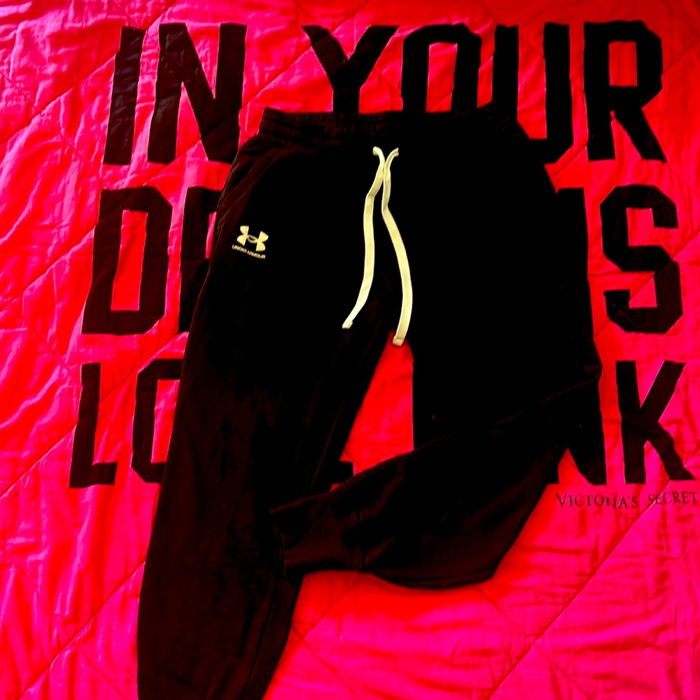 NWOT UNDER ARMOUR JOGGERS
